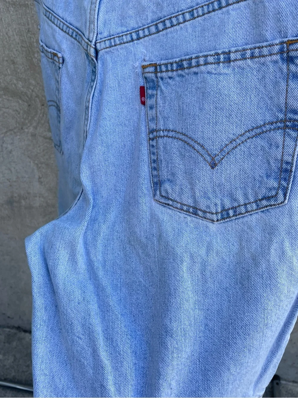 Y2k paper tag Levi’s 550 relaxed fit lightwash jorts size 30”